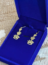 Load image into Gallery viewer, Earrings gold three-crown dangle earrings
